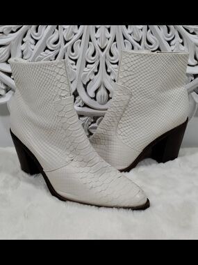 Gianni Bini Ivory Snake-Embossed Genuine Leather Western Ankle Booties 9.5M
